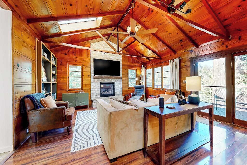 TV, fireplace, offices