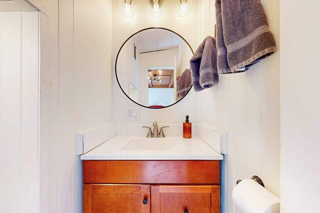 Shower, hair dryer, towels, shampoo