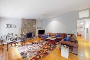 Fernseher, Kamin, DVD-Player, Arbeitsbereiche