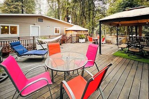 Outdoor dining - Guerneville Dog-Friendly Redwood Retreat with Hot Tub & Pool (Guerneville)