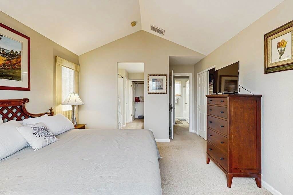Desk, iron/ironing board, travel cot, WiFi