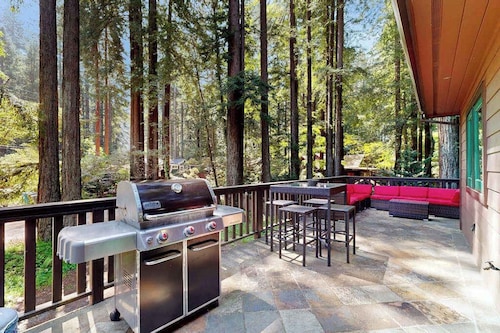 Monte Rio 2BR A-frame cabin with private hot tub — dog friendly