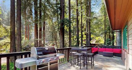 Monte Rio 2BR A-frame cabin with private hot tub — dog friendly