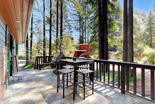 Outdoor dining - Monte Rio Dog-Friendly Cabin with Hot Tub (Monte Rio)