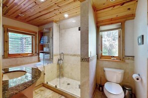 Een douche, een haardroger, handdoeken, shampoo