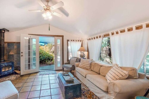 Guerneville 2BR vineyard-view cottage with atrium — dogs welcome