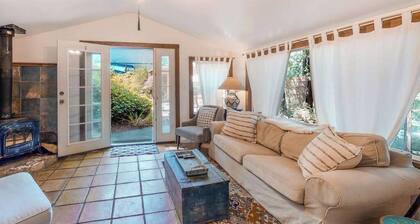 Guerneville 2BR vineyard-view cottage with atrium — dogs welcome