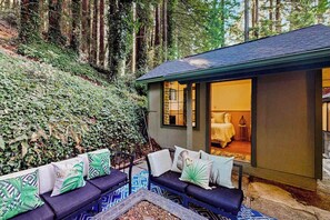 Terrace/patio - Monte Rio Dog-Friendly Riverfront Retreat and Hot Tub (Monte Rio)
