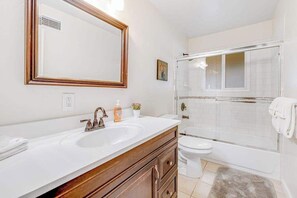 Shower, hair dryer, towels, shampoo - Kenwood Home with Bocce Court, Dog Friendly (Kenwood)