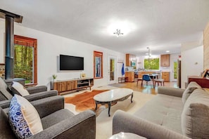 TV, offices - Cazadero Idyllic Creekside Getaway- Cozy, Cute & Updated (Cazadero)