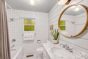 Shower, hair dryer, towels, shampoo - Cazadero Idyllic Creekside Getaway- Cozy, Cute & Updated (Cazadero)