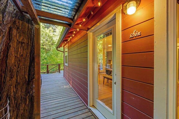Terrace/patio - Cazadero Idyllic Creekside Getaway- Cozy, Cute & Updated (Cazadero)