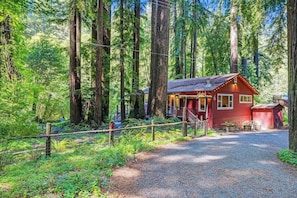 Exterior - Cazadero Idyllic Creekside Getaway- Cozy, Cute & Updated (Cazadero)