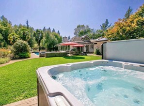 Outdoor spa tub - Zegarra Estate -- 6-acre Sonoma wine country compound, sleeps 14 across two homes (Sebastopol)