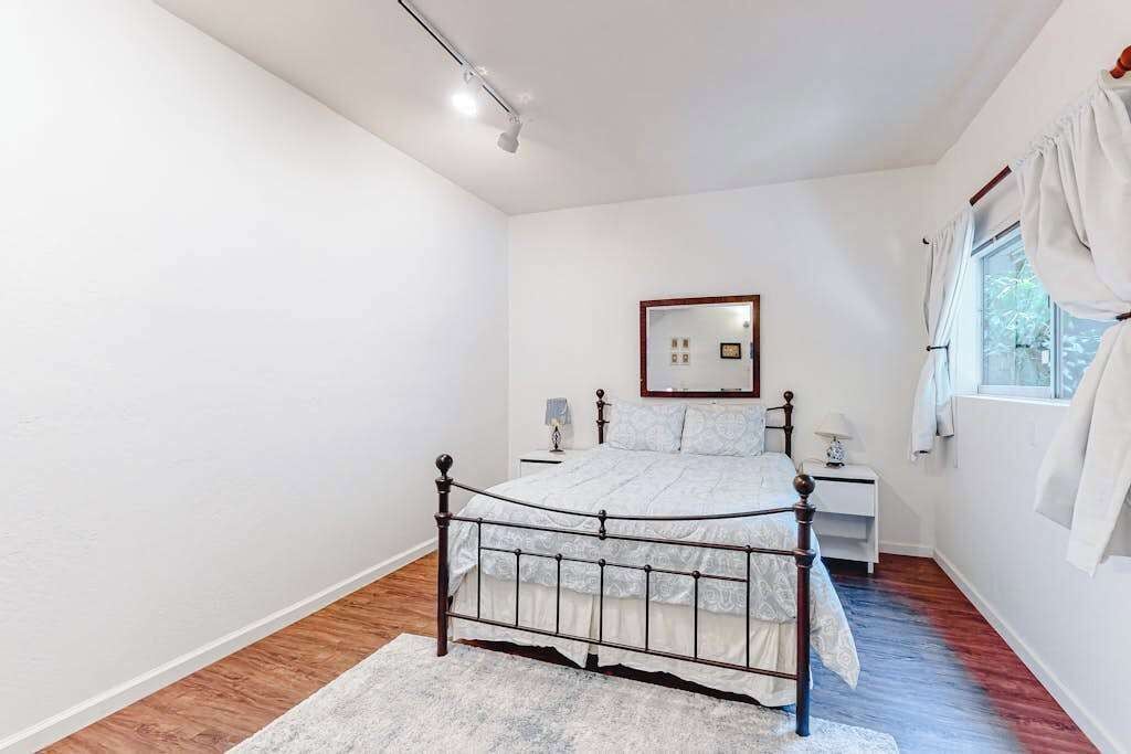2 habitaciones, escritorio, tabla de planchar con plancha y wifi 