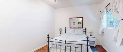 2 habitaciones, escritorio, tabla de planchar con plancha y wifi