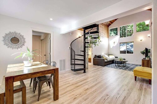 Guerneville 2BR canyon house with skylit loft & forest views