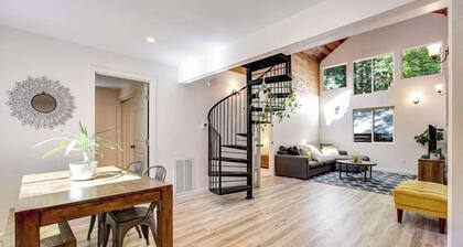 Guerneville 2BR canyon house with skylit loft & forest views