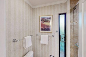 Shower, hair dryer, towels, shampoo - Napa Silverado One-Bedroom Condo with Pool Access (Napa)