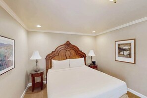 Desk, iron/ironing board, WiFi, bed sheets - Napa Silverado One-Bedroom Condo with Pool Access (Napa)