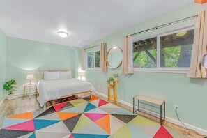 Desk, iron/ironing board, bed sheets - Russian River Forest Retreat with Unique Studio (Forestville)