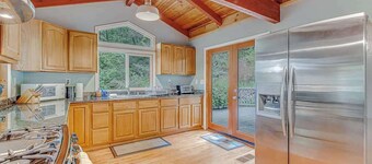 Russian River Forest Retreat with Unique Studio