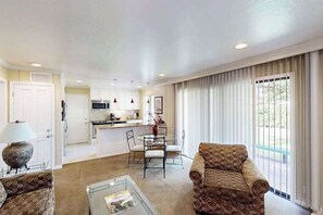 TV, offices - Napa Silverado Connected Suite near Golf Course (Napa)