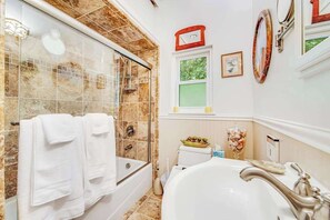 Shower, hair dryer, towels, shampoo - Guerneville Dog-Friendly Redwood Retreat with Deck (Guerneville)