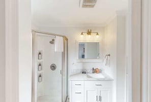Shower, towels, shampoo - Updated Santa Rosa Home with Shaded Patio (Santa Rosa)