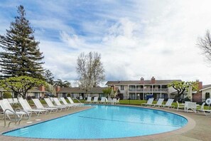 Pool - Napa Silverado Upscale Studio Steps from Market with Pool Access (Napa)