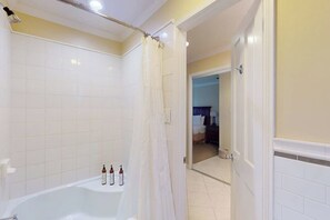 Shower, hair dryer, towels, shampoo - Napa Silverado Upscale Studio Steps from Market with Pool Access (Napa)