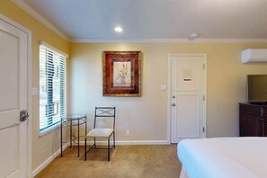 Iron/ironing board, WiFi, bed sheets - Napa Silverado Upscale Studio Steps from Market with Pool Access (Napa)