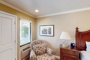 TV, offices - Napa Silverado Resort Studio with Pool Access (Napa)