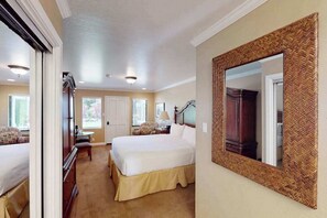 Desk, iron/ironing board, WiFi, bed sheets - Napa Silverado Resort Studio with Pool Access (Napa)