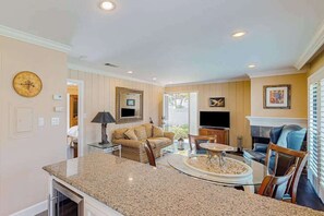 TV, fireplace, offices - Napa Silverado Resort Dual-Unit Condo with Patios (Napa)