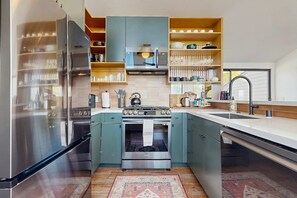 Refrigerador, microondas, horno y parrilla de estufa 