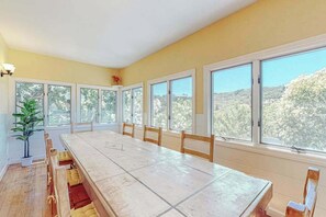 Dining - Fitch Mountain Cabin - Healdsburg Hillside Retreat with Hot Tub and Fireplace (Healdsburg)