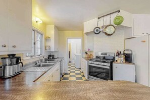 Fridge, microwave, oven, stovetop - Fitch Mountain Cabin - Healdsburg Hillside Retreat with Hot Tub and Fireplace (Healdsburg)
