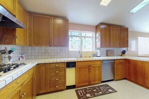 Fridge, microwave, oven, stovetop - Panoramic Ocean Views from Bodega Bay Hilltop (Bodega Bay)
