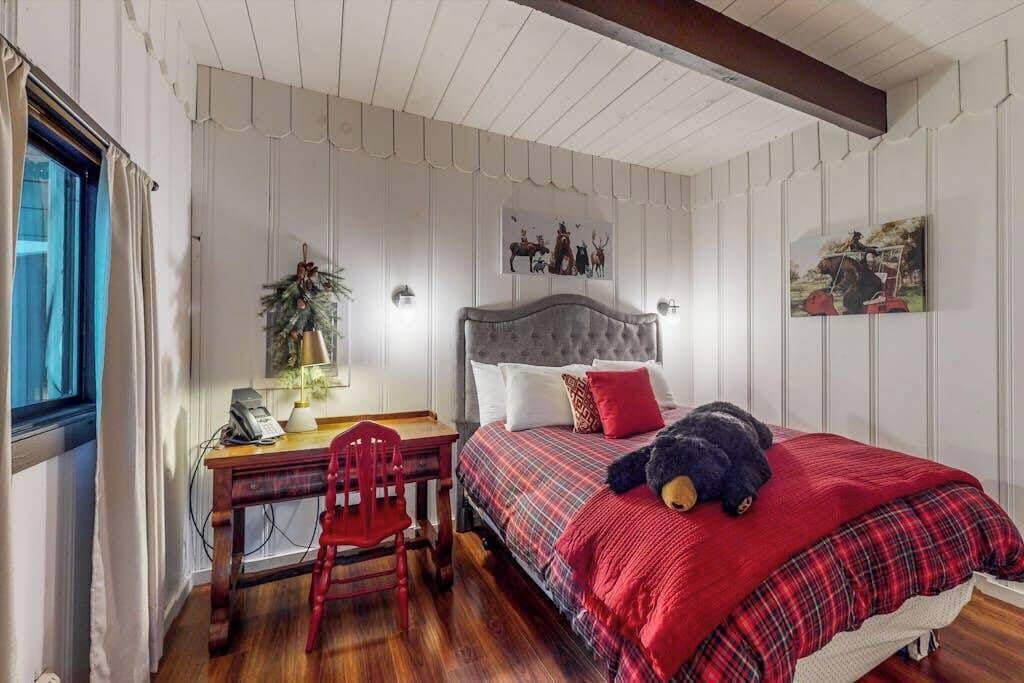 Desk, WiFi, bed sheets