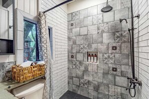 Dusche, Haartrockner, Handtücher, Shampoo