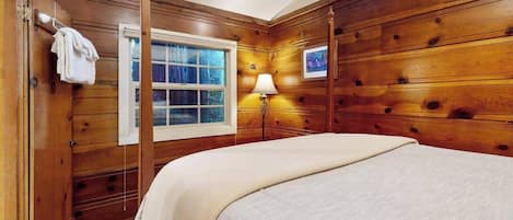 Escritorio, tabla de planchar con plancha, wifi y ropa de cama