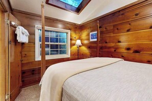Een bureau, een strijkplank/strijkijzer, wifi, beddengoed