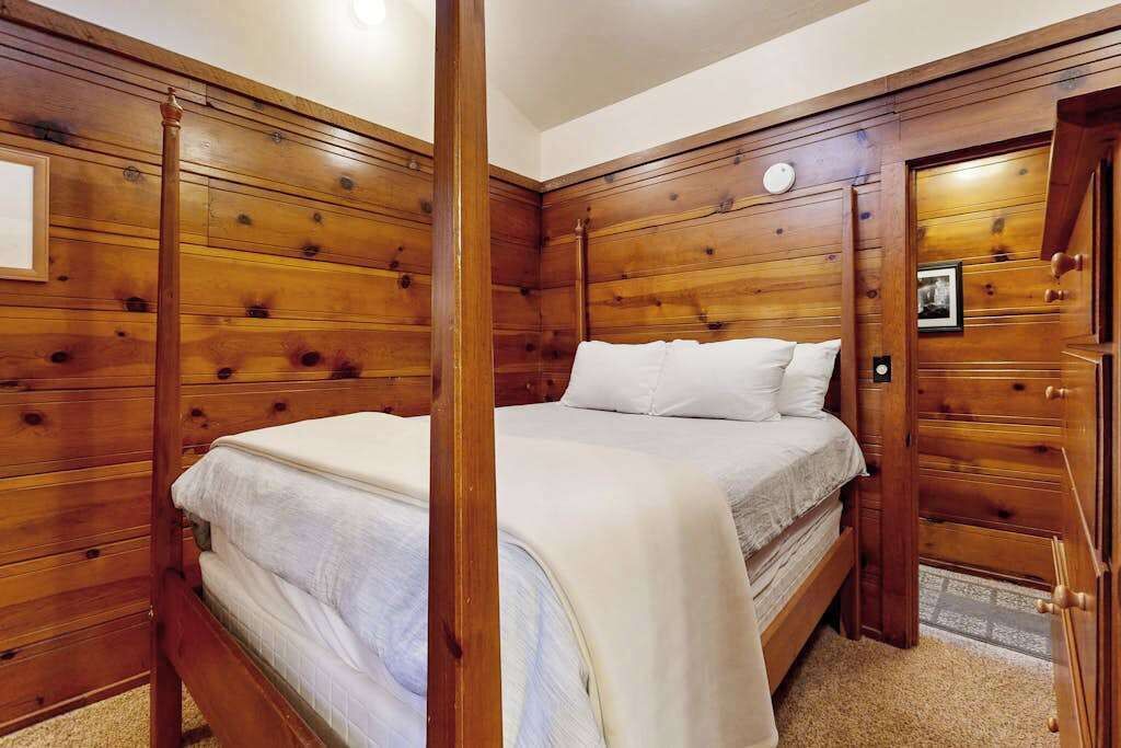 Desk, iron/ironing board, WiFi, bed sheets