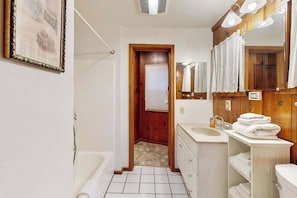 Dusche, Haartrockner, Handtücher, Shampoo