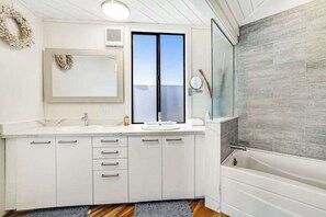 Shower, towels, shampoo - Bodega Bay Dog-Friendly Oceanview Home with Hot Tub (Bodega Bay)