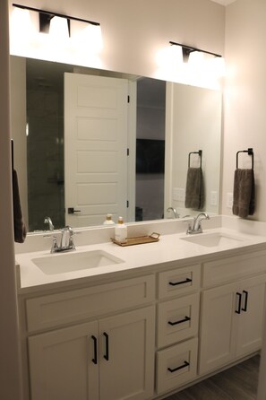 Bathroom - Delightful 3-bedroom house with all KING beds in Oxford (Oxford)
