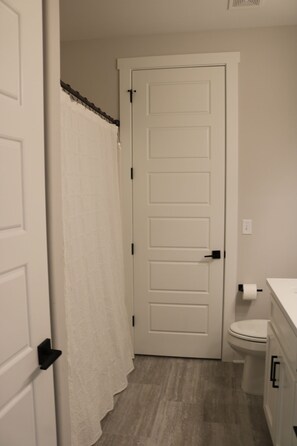 Bathroom - Delightful 3-bedroom house with all KING beds in Oxford (Oxford)