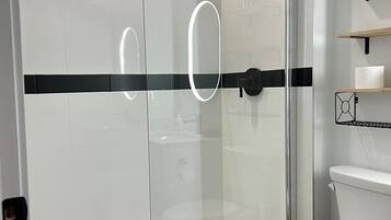Dusche, Haartrockner, Handtücher, Shampoo