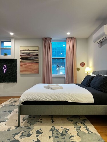 Pink Sunrise Studio with King Bed, Downtown, AC